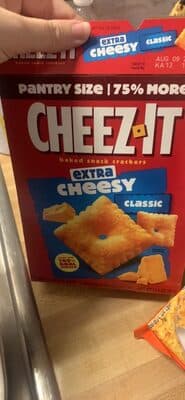 extra cheesy classic baked snack crackers
