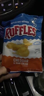 CHEDDAR & SOUR CREAM FLAVORED POTATO CHIPS