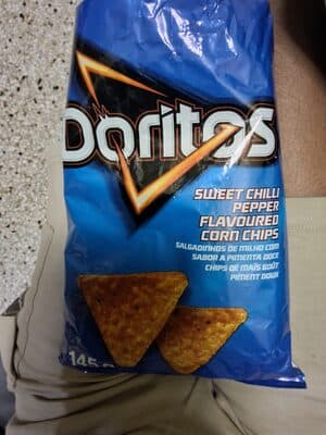 Sweet chilli pepper flavoured corn chips